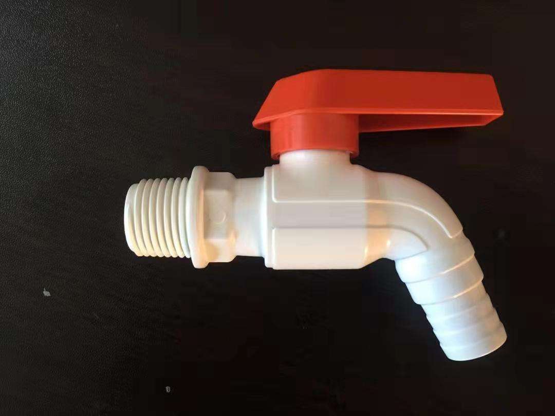 صنبور مياه بلاستيكي PVC مع فوهة خرطوم