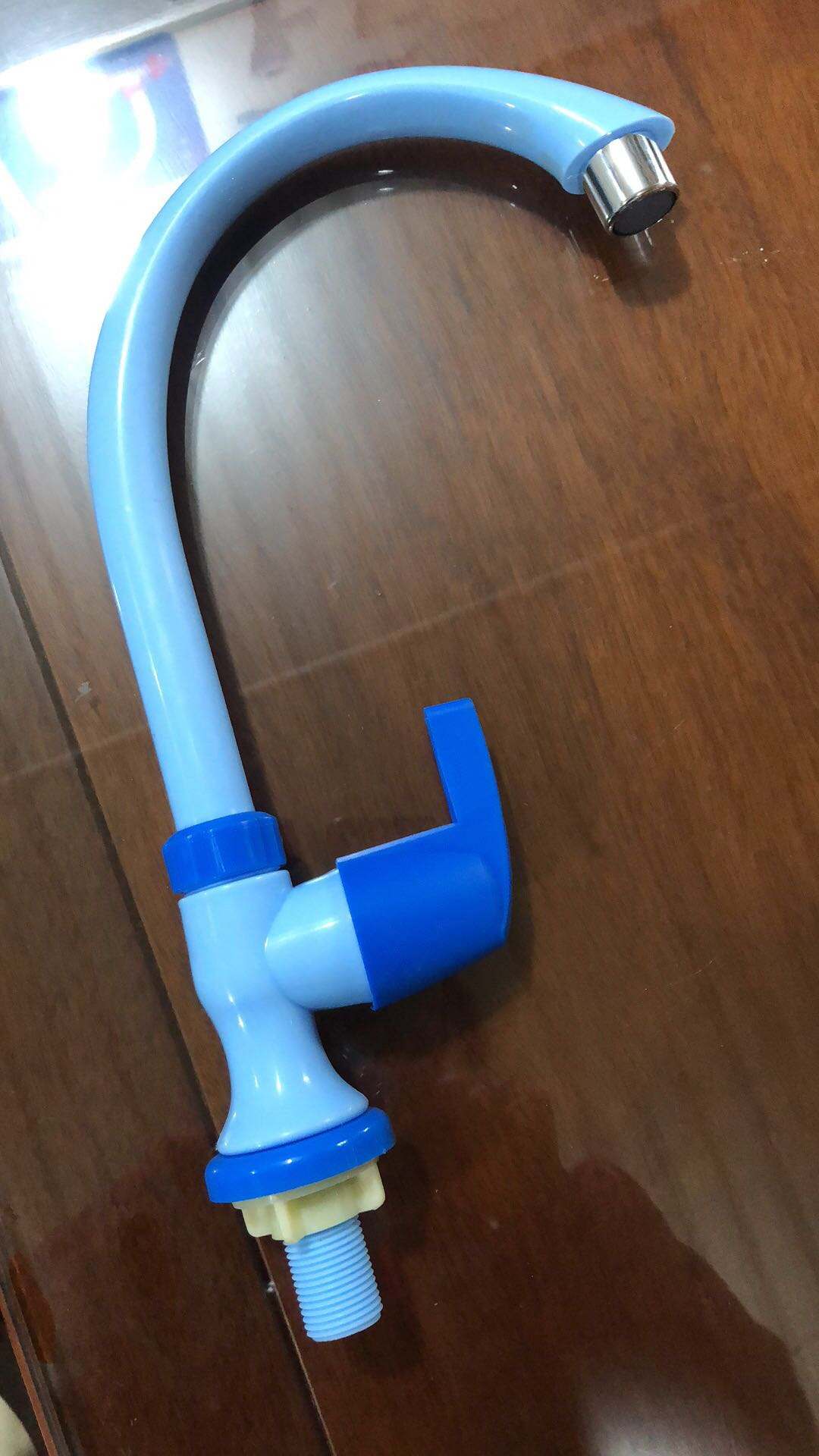 صنبور مياه بلاستيكي PVC مع فوهة خرطوم